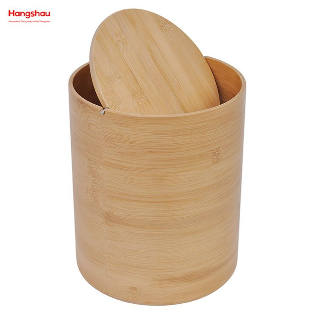 يمكن أن تضيع سلة المهملات مع سلة النفايات التي تتأرجح من الخيزران في الهواء الطلق في الهواء