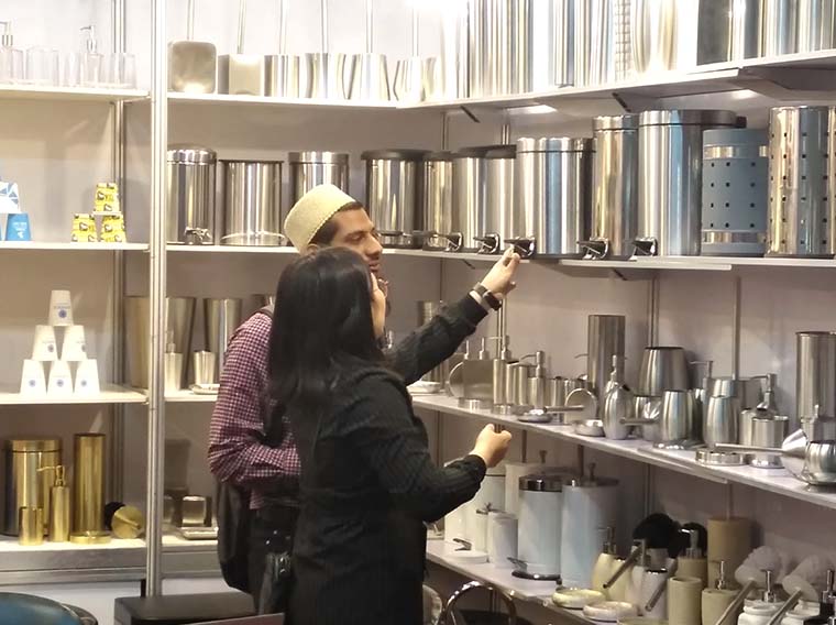 سلة المهملات مع دواسة القدم